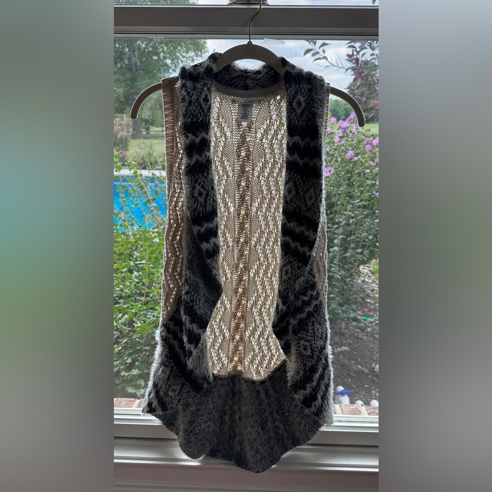Max Studio Sweater Vest Cream Black‎ Cable Knit Fuzzy, Girls M 10-12